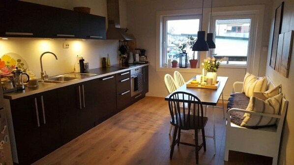 Apartment, 3 Bedrooms | Private kitchen | Fridge, microwave, oven, stovetop