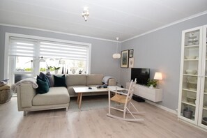 Apartment, 3 Bedrooms | Living room | Flat-screen TV