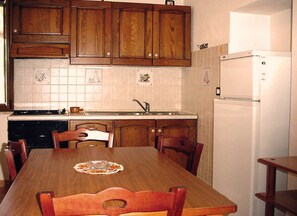 Traditionell lägenhet - 2 sovrum | Eget kök | Stort kylskåp, ugn, spishäll och kaffe- och tebryggare