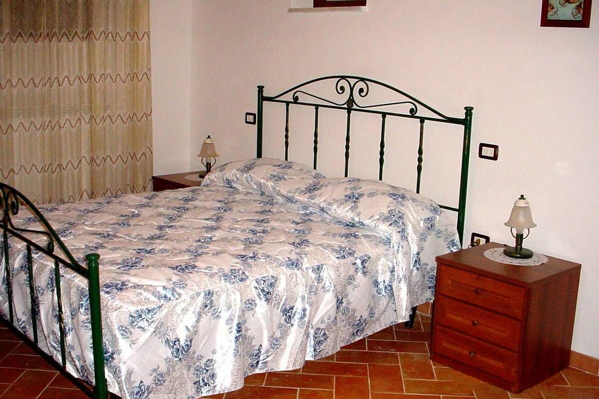 1 bedroom, Egyptian cotton sheets, premium bedding, down duvets