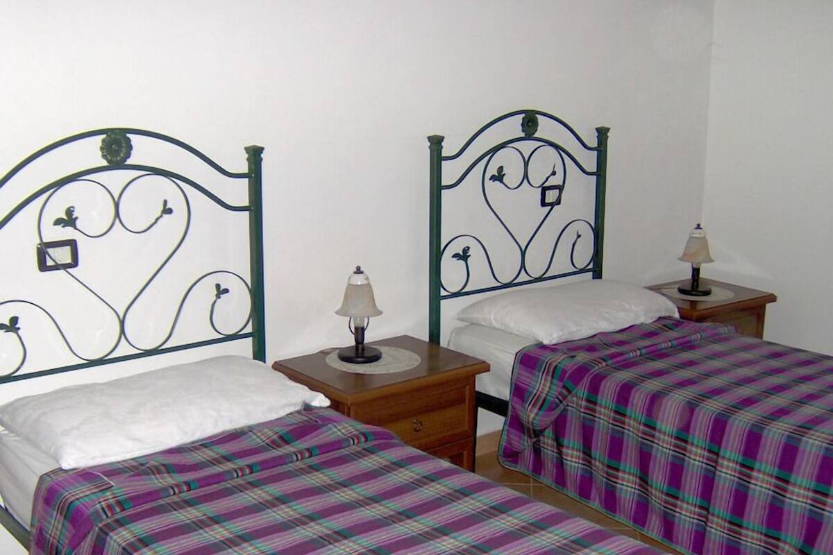 1 bedroom, Egyptian cotton sheets, premium bedding, down duvets