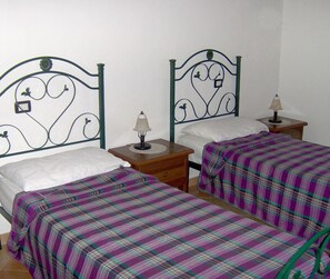 Departamento familiar, 3 habitaciones, vista parcial al lago | 1 habitación, sábanas de algodón egipcio y ropa de cama de alta calidad 