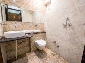 Doppel- oder Zweibettzimmer | Badezimmer | Kostenlose Toilettenartikel, Handtücher