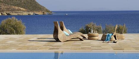 Außenpool (je nach Saison geöffnet), Sonnenschirme, Liegestühle