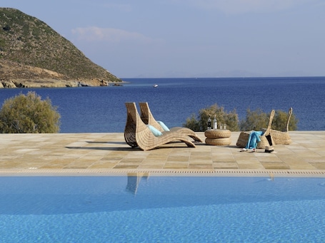 Seasonal outdoor pool, pool umbrellas, pool loungers. Onar