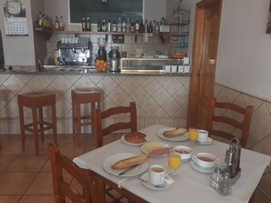 Daily continental breakfast (EUR 5.00 per person)