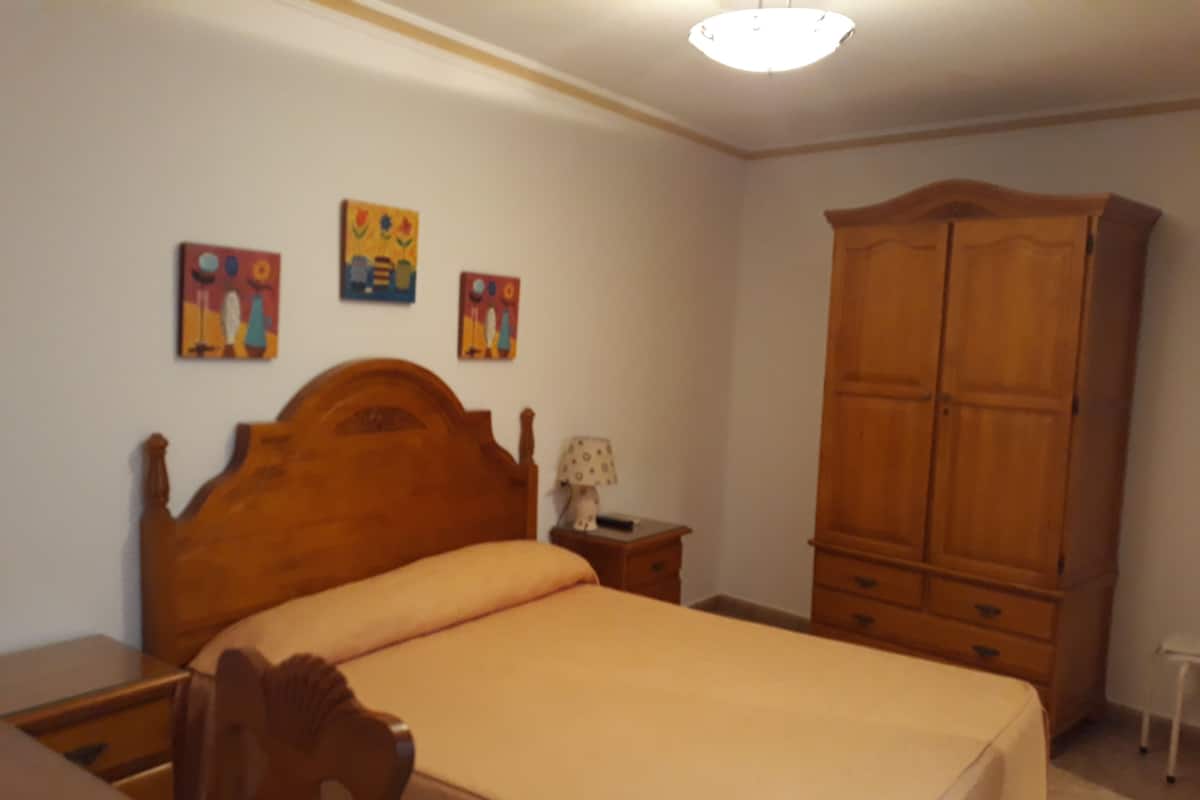 Individually furnished, desk, iron/ironing board, free WiFi
