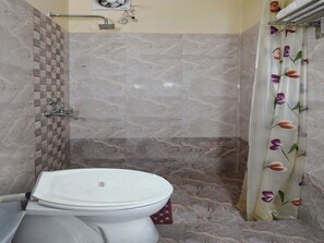 Habitación con 1 cama matrimonial o 2 individuales | Baño | Amenidades de baño gratuitas y toallas