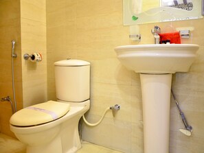 Doppel- oder Zweibettzimmer | Badezimmer | Dusche, Regendusche, kostenlose Toilettenartikel, Handtücher