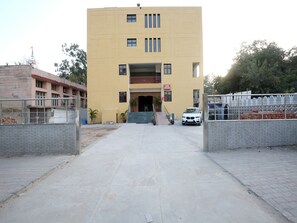 Property entrance - OYO 12980 Bajaj Bhawan (Chandigarh)