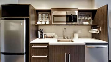 Full-size fridge, microwave, dishwasher, cookware/dishes/utensils