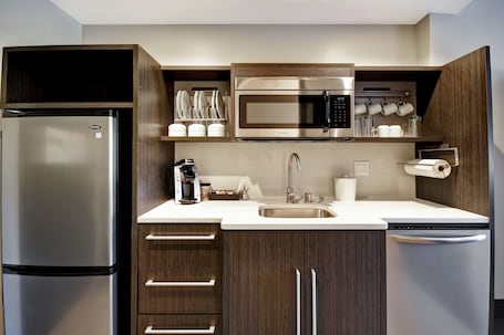 Refrigerador con freezer, microondas, lavavajillas, utensilios de cocina
