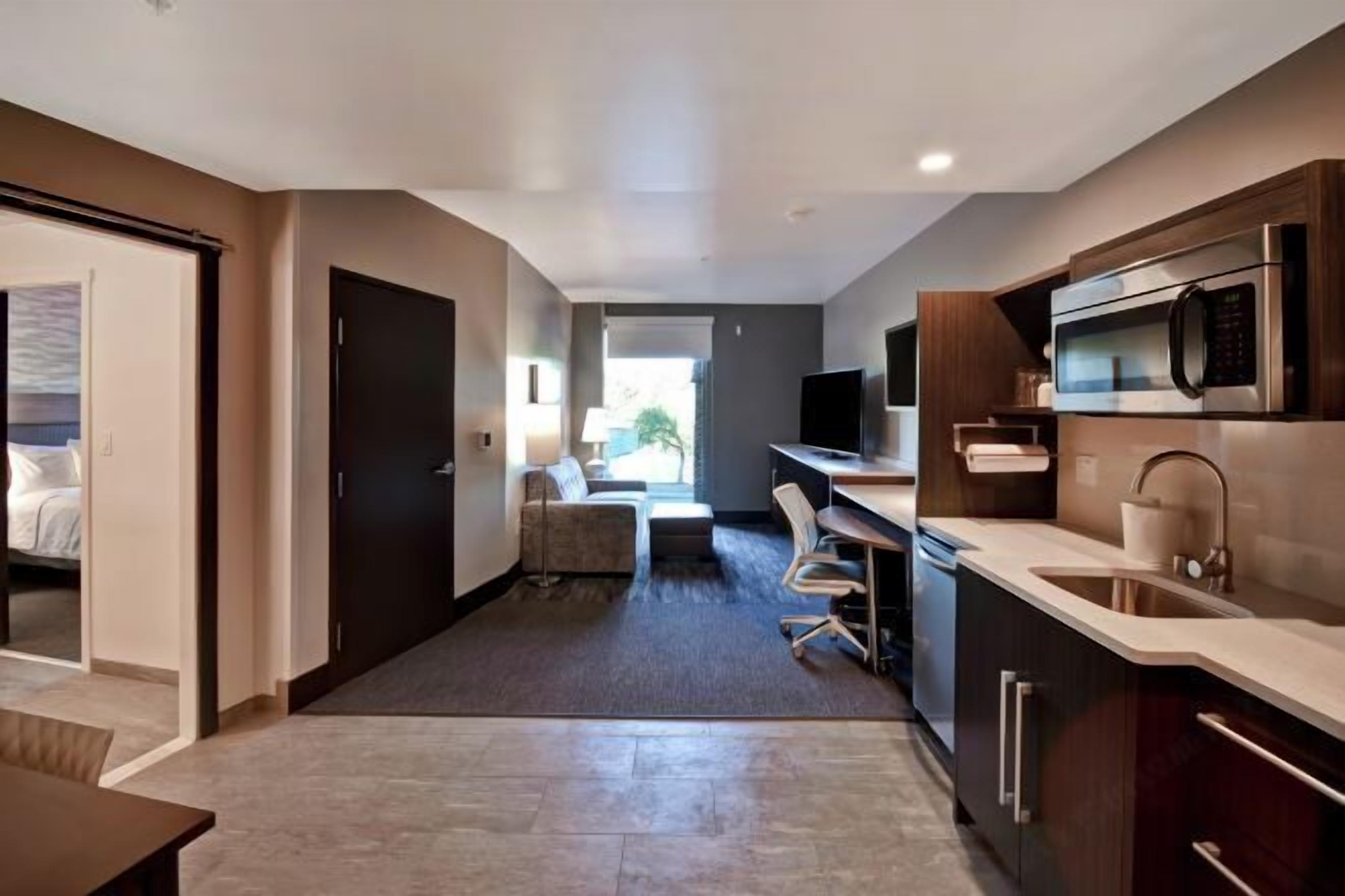 Allergikerbettwaren, Pillowtop-Betten, Zimmersafe, individuell dekoriert