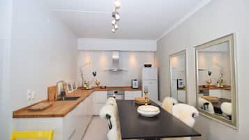 Apartment, 2 Schlafzimmer | Eigene Küche | Kühlschrank, Mikrowelle, Ofen, Geschirrspüler