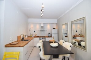 อพาร์ทเมนท์, 2 ห้องนอน | ครัวส่วนตัว | ตู้เย็น, ไมโครเวฟ, เตาอบ, เครื่องล้างจาน