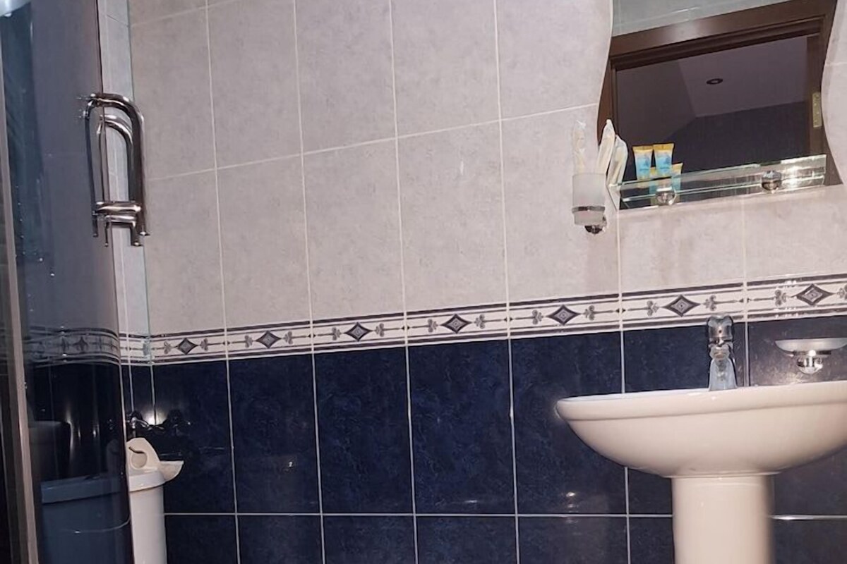 Bathroom | Shower, hydromassage showerhead, free toiletries, hair dryer