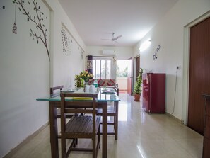 Double or Twin Room | In-room dining - OYO 12953 Home Pool View 2BHK Arpora (Arpora)
