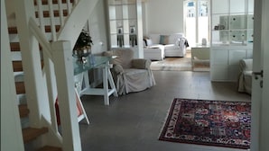 Maison, 2 chambres | Salle de séjour | Télévision à écran plat, lecteur de DVD