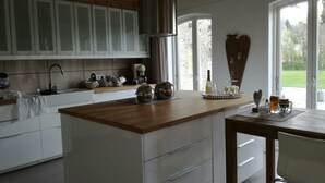 Maison, 2 chambres | Cuisine privée | Cafetière/bouilloire, réfrigérateur, micro-ondes, four