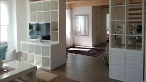 Maison, 2 chambres | Salle de séjour | Télévision à écran plat, lecteur de DVD