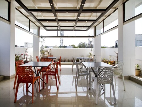 Collection O 7601 Hotel Park Heights Banjara Hills