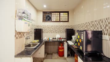 Double or Twin Room | Private kitchen | Fridge