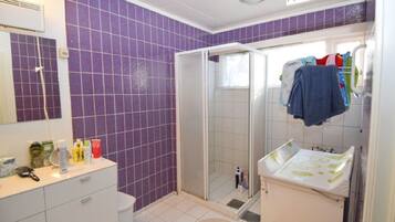 Apartment, 6 Bedrooms | Bathroom | Shower