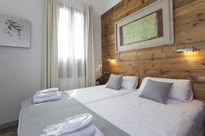 Minibar, decoración personalizada, muebles diferentes y escritorio 