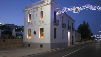 Fassade der Unterkunft – Abend/Nacht