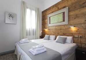 Superior-Zimmer, 1 Schlafzimmer, Stadtblick | Minibar, individuell dekoriert, individuell eingerichtet, Schreibtisch