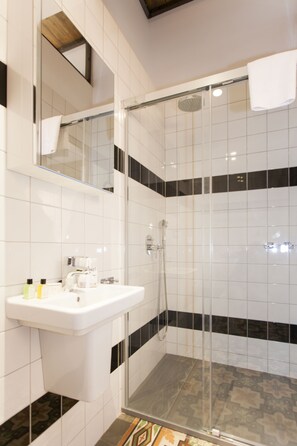 Classic Double Room, 1 Queen Bed, City View | Bathroom | Shower, rainfall showerhead, free toiletries, hair dryer - Gran H La Marina 1920 (Altea)