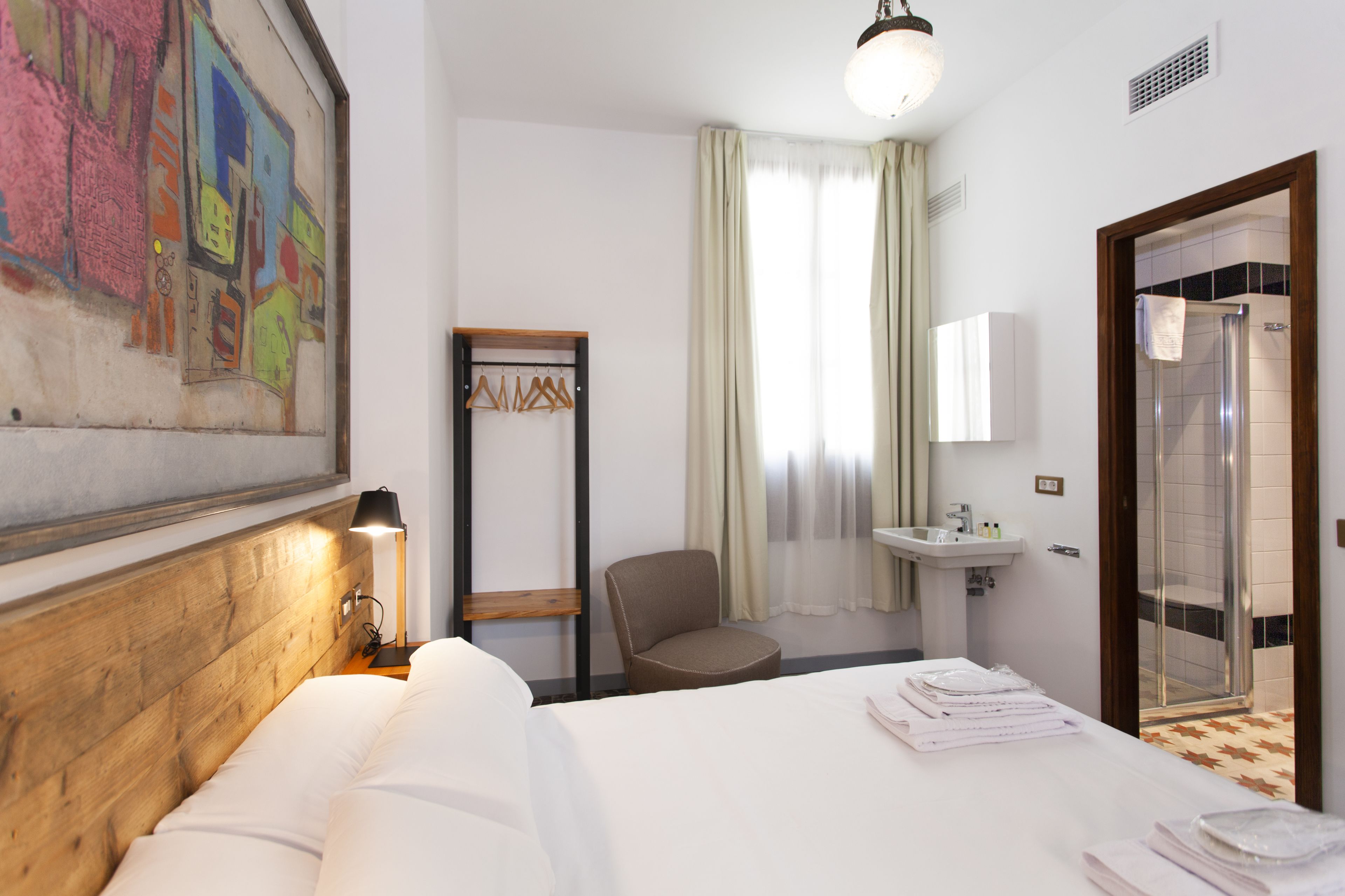 Classic-dobbeltværelse - 1 queensize-seng - byudsigt | Minibar, individuelt design, individuel indretning, skrivebord