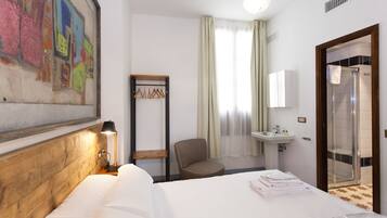 Klassieke tweepersoonskamer, 1 queensize bed, uitzicht op de stad | 1 slaapkamer, een minibar, individueel gedecoreerd