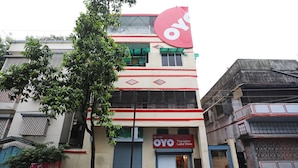 A building with a sign for 'OYO The Jalan Lake View'. - OYO 11569 Jalan Lake View (Kolkata)