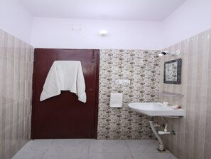 Kamar Double atau Twin | Kamar mandi | Shower, perlengkapan mandi gratis,  dan handuk