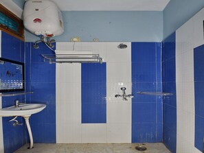 Habitación con 1 cama matrimonial o 2 individuales | Baño | Regadera, regadera tipo lluvia, amenidades de baño gratuitas, toallas 
