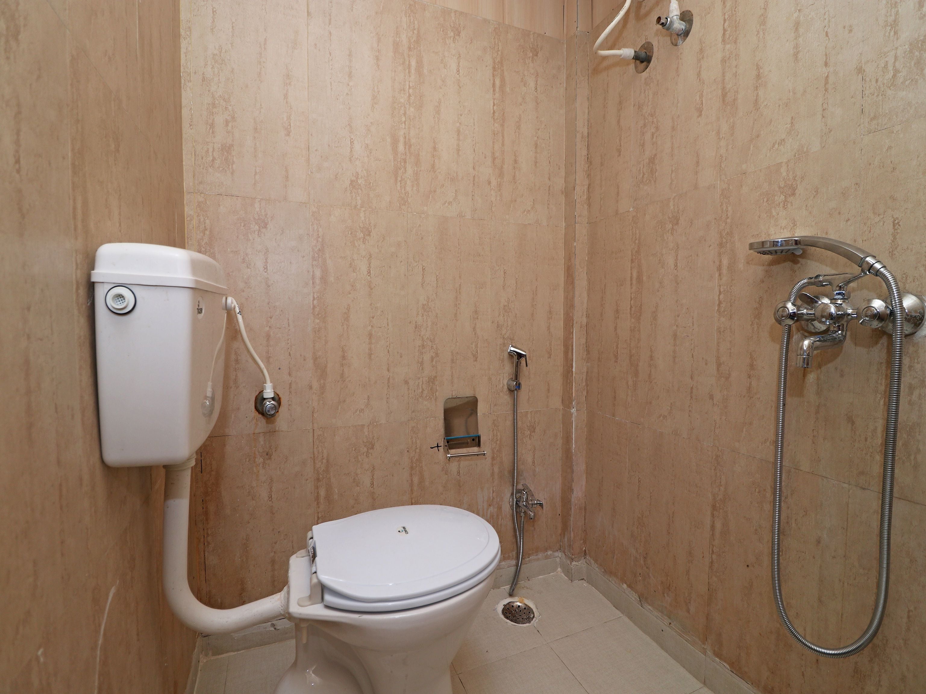 shower, rainfall showerhead, free toiletries, towels