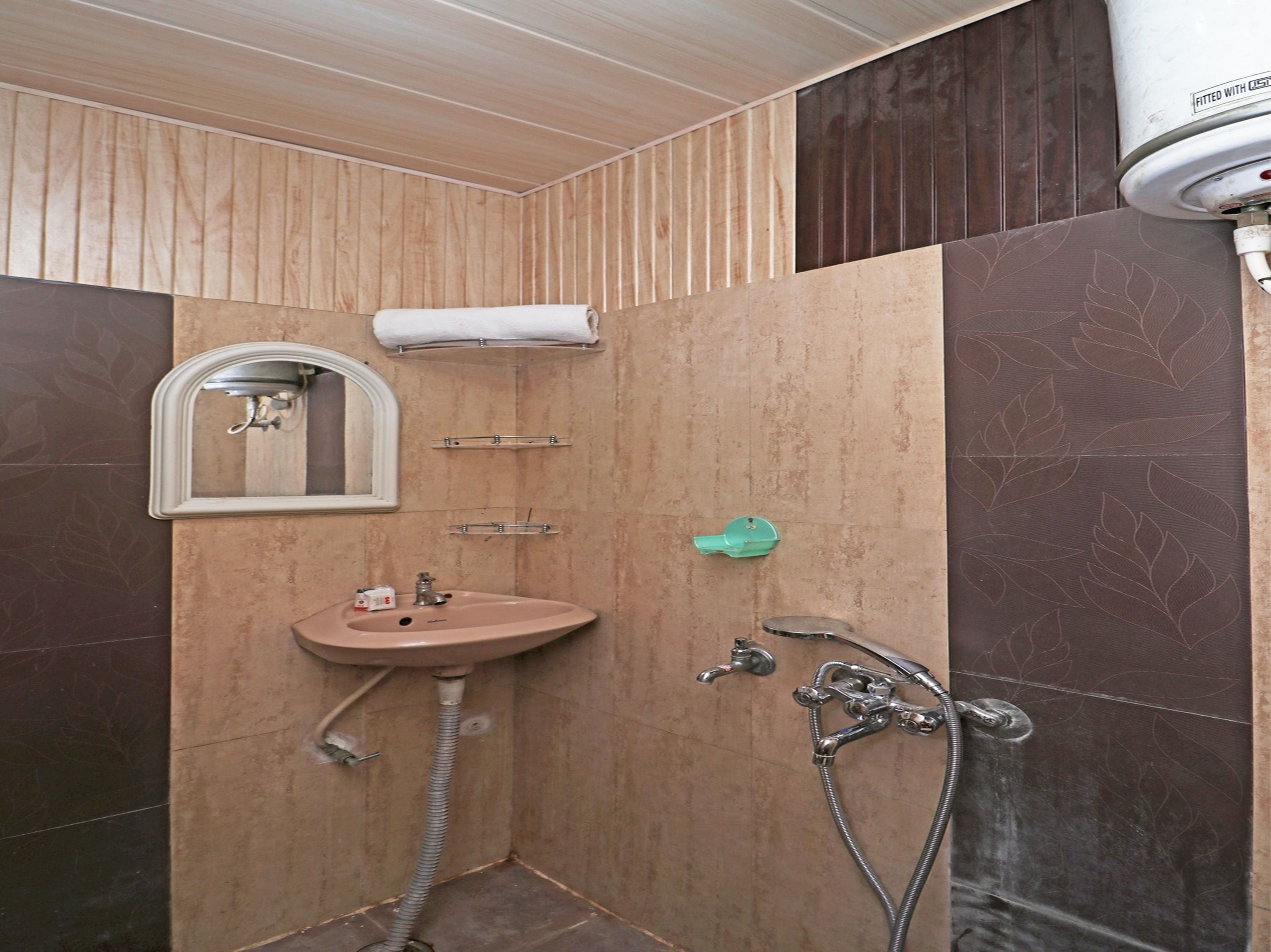 shower, rainfall showerhead, free toiletries, towels