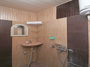 Shower, rainfall showerhead, free toiletries, towels - OYO 13234 Hotel Mahak (Lucknow)