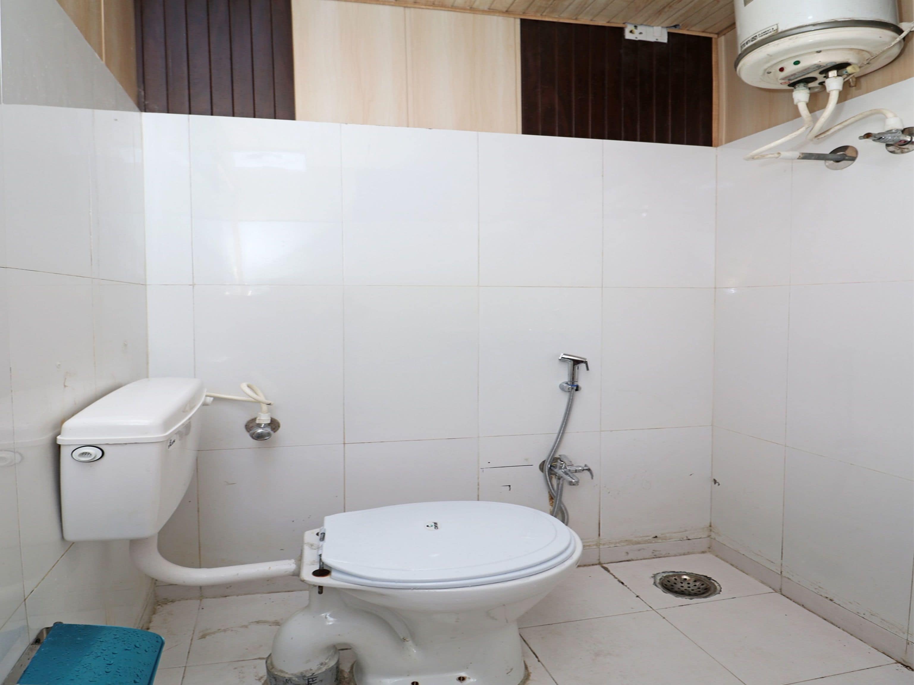 shower, rainfall showerhead, free toiletries, towels