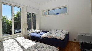 Um quarto com cama, janela e radiador.