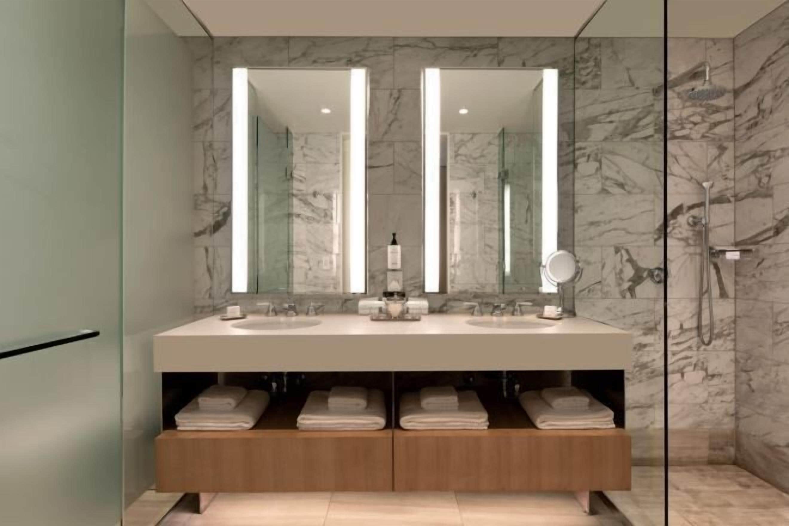 Douche à « effet pluie », articles de toilette de luxe, sèche-cheveux