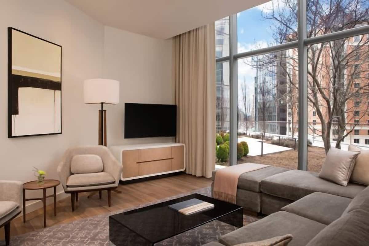 Wohnbereich | LED-Fernseher, Netflix, iPod-Dockingstation, Arbeitsbereiche