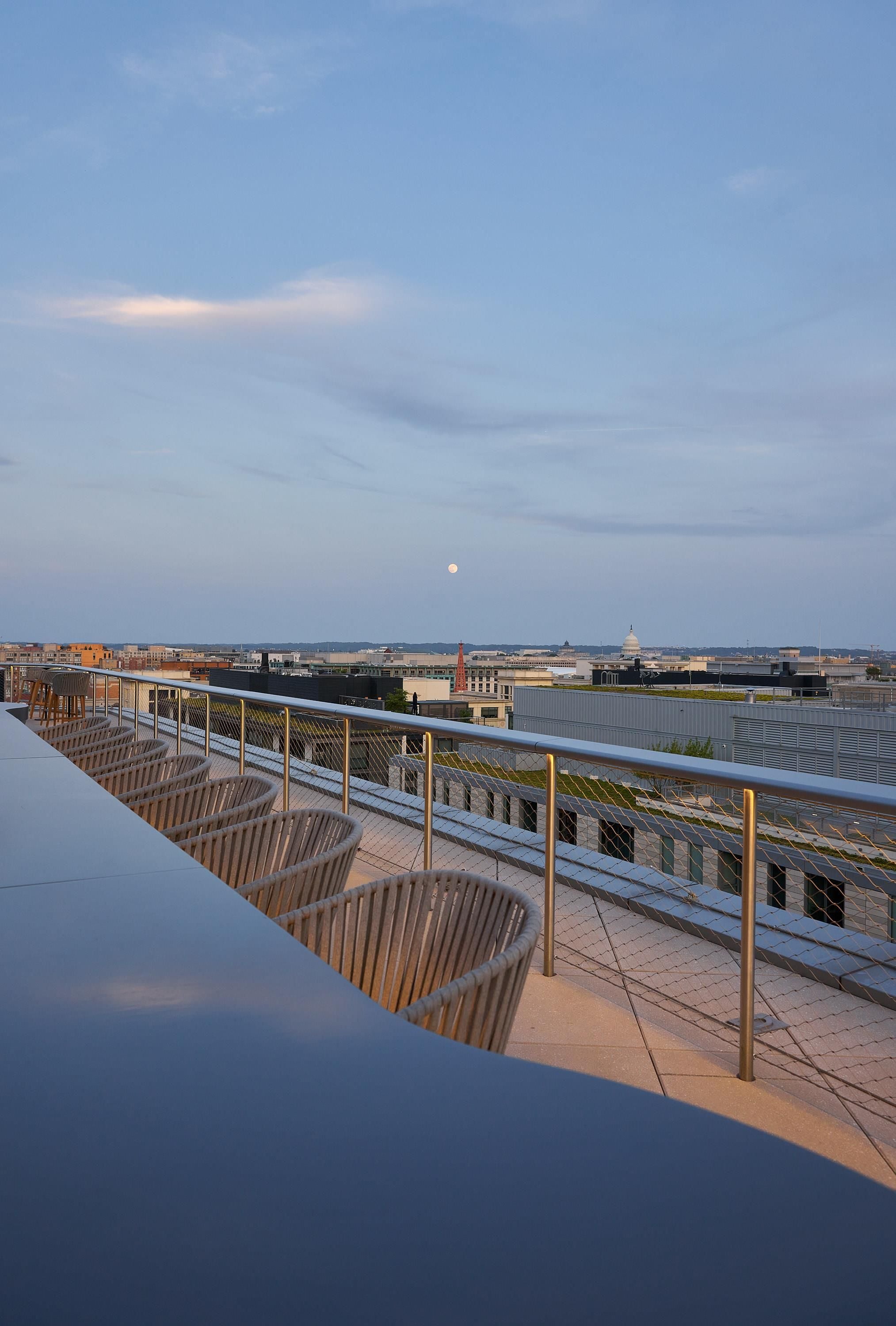 Una terraza en la azotea con vistas al horizonte de la ciudad, que incluye una estructura en forma de cúpula destacada.