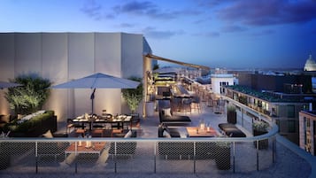 2 bars/lounges, lobby lounge, rooftop bar