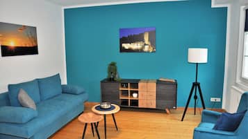 Classic-Apartment | Wohnbereich | 32-Zoll-Smart-TV mit Satellitenempfang, DVD-Player