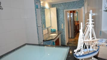 Leilighet – comfort, 2 soverom, ikke-røyk, terrasse | Bad | Hårføner, tøfler, håndklær og såpe