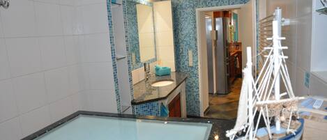 Appart'hĂŽtel Confort, 2 chambres, non-fumeurs, terrasse | Salle de bain | SĂšche-cheveux, chaussons, serviettes fournies, savon