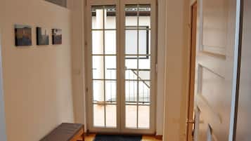 Leilighet – classic | Oppholdsområde | En 32-tommers smart-TV med Parabol-TV samt DVD-spiller