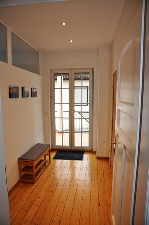 Apartamento clásico | Zona de estar | Smart TV de 32 pulgadas con canales por satélite, un reproductor de DVD